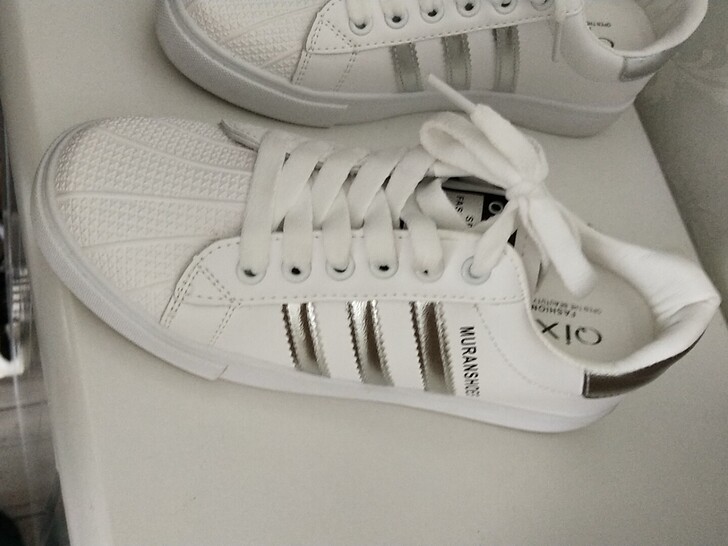 朋友给买的全新板鞋试穿了一下穿小了，36码...