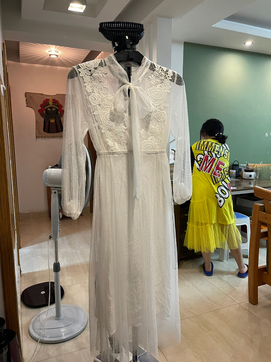 全新蕾丝裙子，100斤以内，原价300，处...