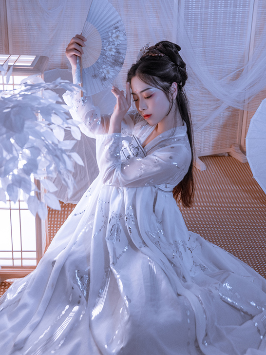 买来只在家试过一次 没有穿出去过 家里汉服...