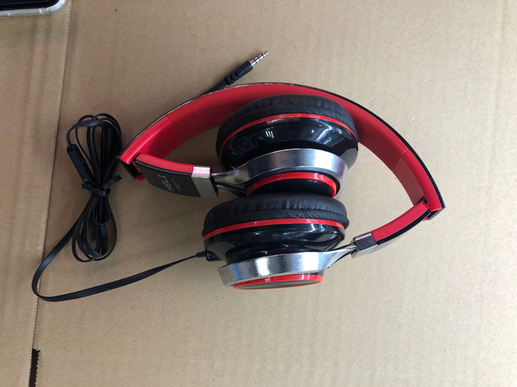 这是一款头戴式手机耳机 久带耳不疼。重低音...