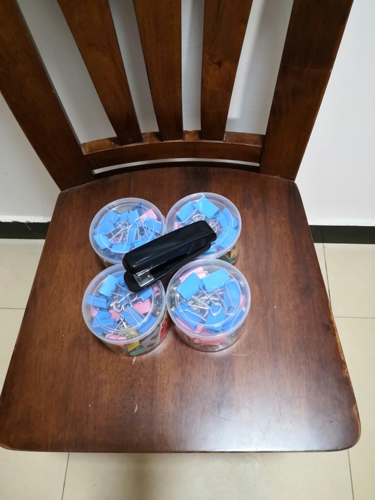 全新办公用品四盒票夹长尾夹+订书机15元,...