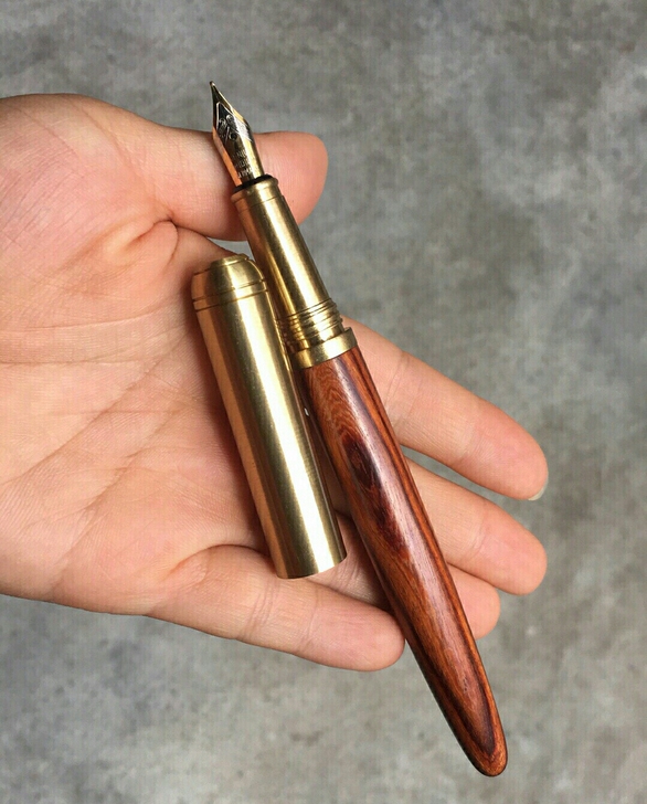 出钢笔自用,正常可用。 花梨木,特点顺滑,...