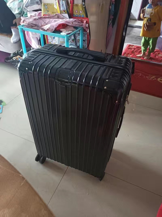 顺丰包邮闲置两个26寸行李箱全新未用过，黑...