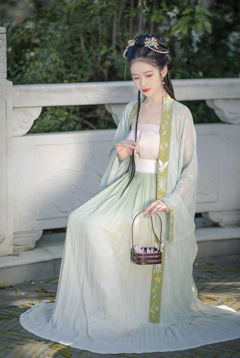 出一套ｓ码宋制对襟长衫+百迭群+抹胸