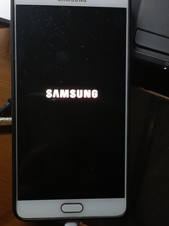 三星c9pro,17年买的,卡在logo进...