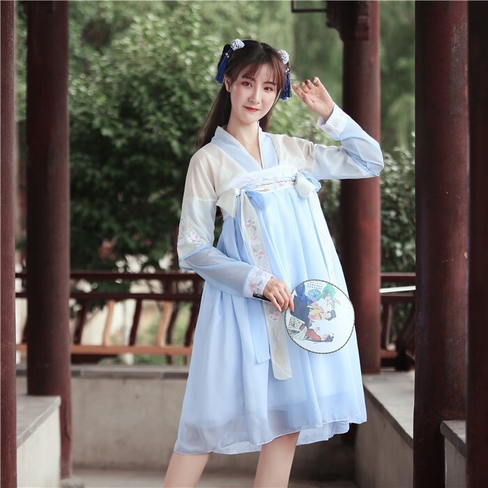女改良齐胸清新淡雅装汉服 。上臂左右各有绣...