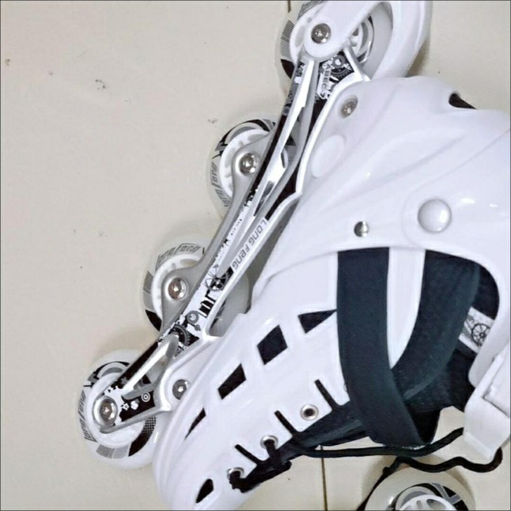 这个是我大学招新的时候买的轮滑鞋，因为是社...