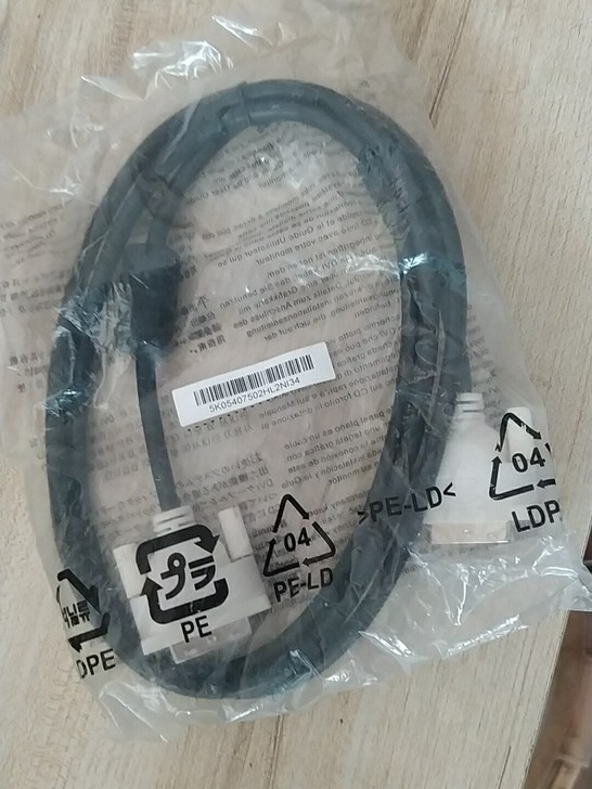 原装未拆封DVI连接线。