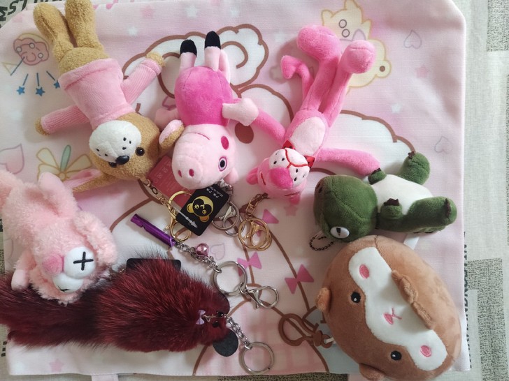 包包挂件，除了恐龙跟口哨和小猪佩奇其他都在...