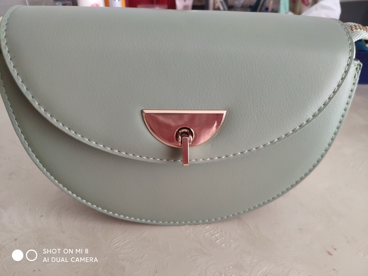 实体店一百多买的，全新，包买回来因为没有衣...