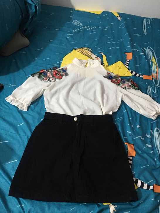 夏季A字裙上衣套装，上衣是露肩的，很时尚，...