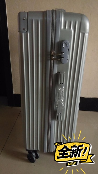 闲置一个26寸的全新行李箱，银色的，轮子是...