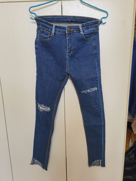 破洞牛仔裤，中腰