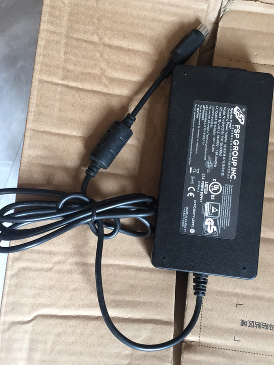 全汉19V 6.32A电源适配器 四针 上...