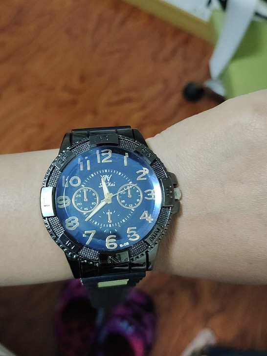 九成新，时间很准，电子表，买了500多，孩...