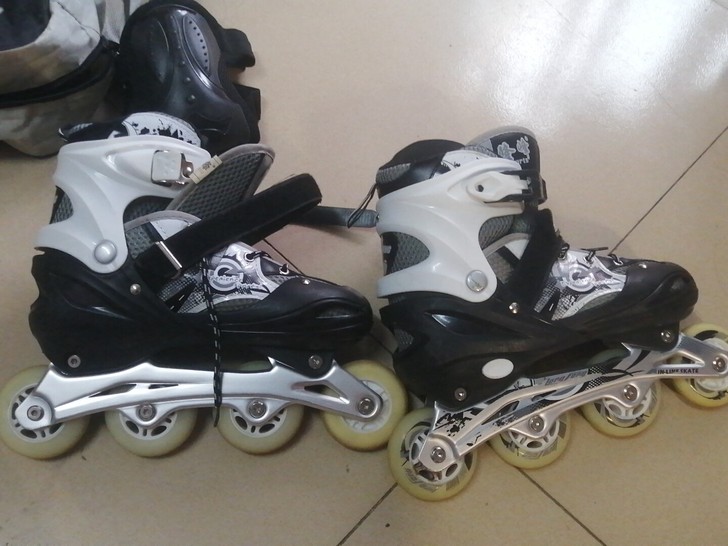 马上毕业了，出售轮滑鞋，有轻微损坏，39码...