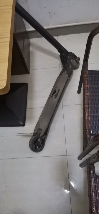 碳纤维折叠滑板车，24v电池好的，去年20...