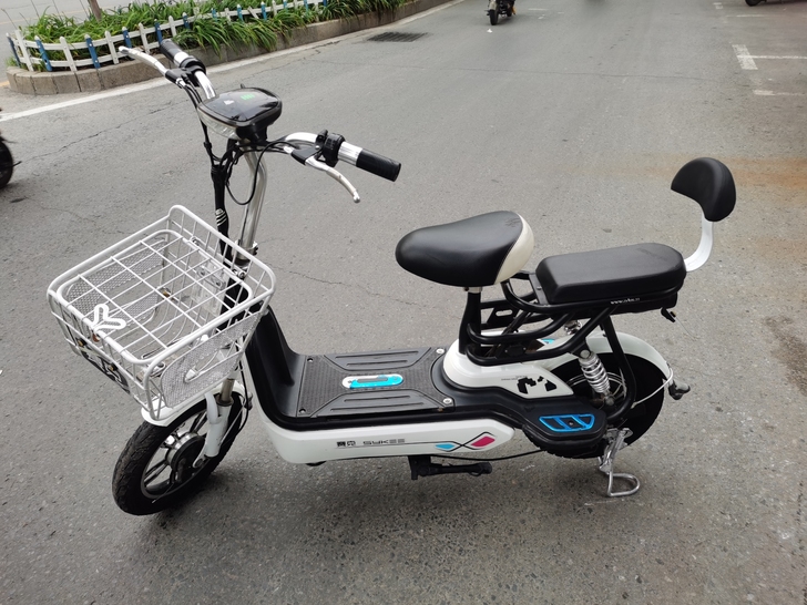 八成新赛克电动车  电池好能跑四十里  车...