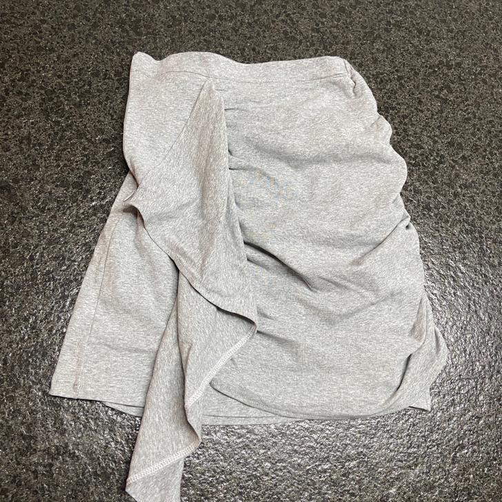 包臀裙灰色 边上是木耳边褶皱