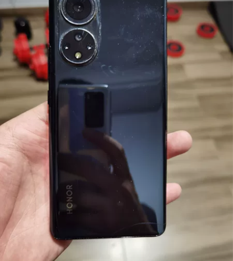 出一台自用荣耀50手机256G无拆修，无暗...