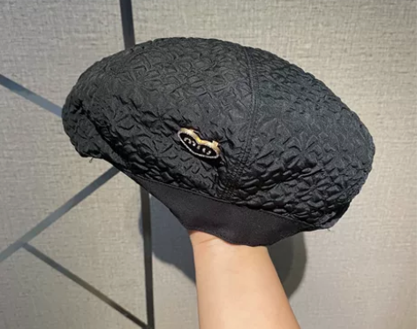 潮牌贝雷帽钻石装饰，好看，亏好看，就一个，...