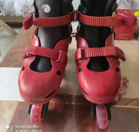 轮滑鞋溜冰鞋 标签码数39-42，但鞋子大...