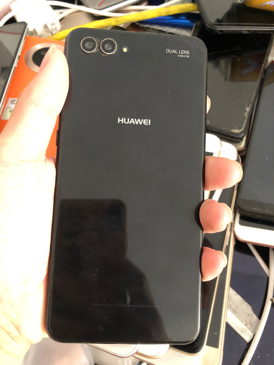 华为nova2s 应该是6+64g 开机屏...