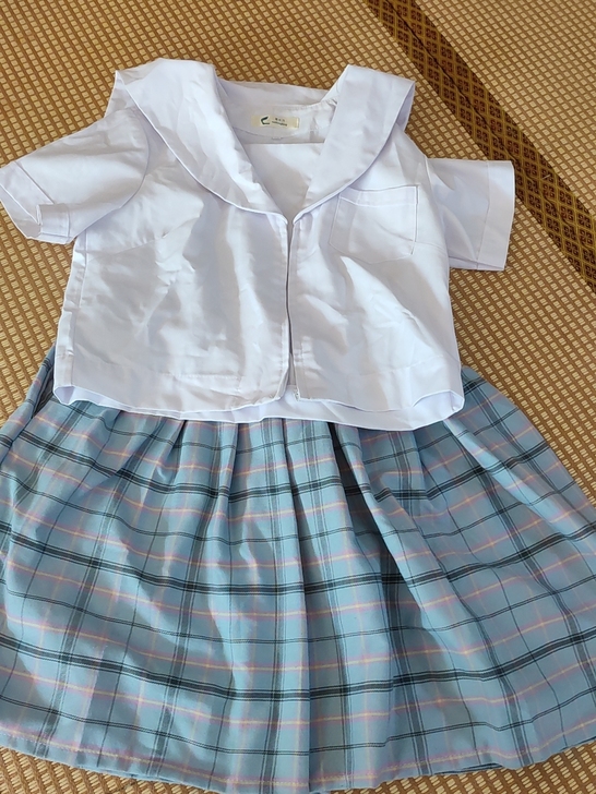 女孩 10岁左右，制服裙一套，扔了可惜。包...