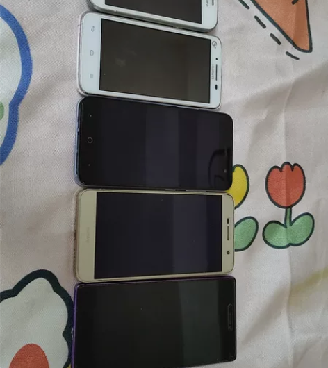 左边四部不可开机（三星，华为 中兴 华为）...