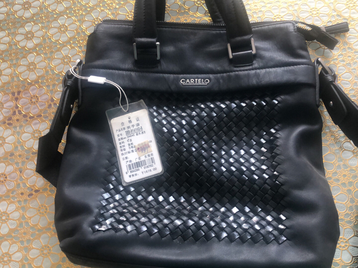 卡帝乐鳄鱼牛皮男士手袋，可斜挎