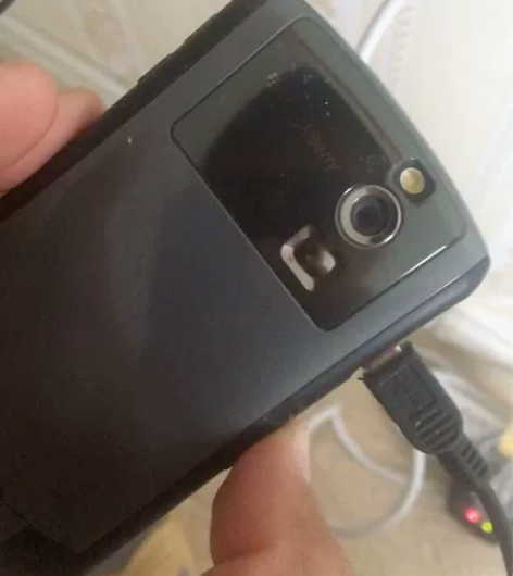 黑莓手机 具体型号忘记了，收拾抽屉翻出来的...