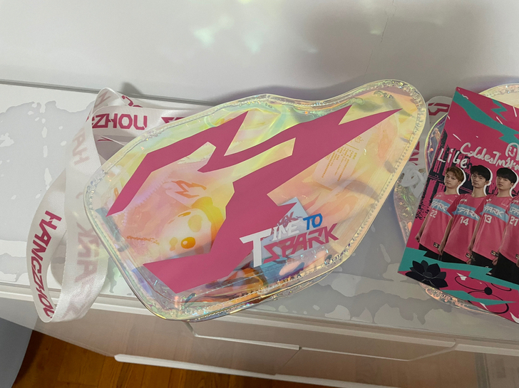 闪电队线下赛镭射包，全新有吊牌～！