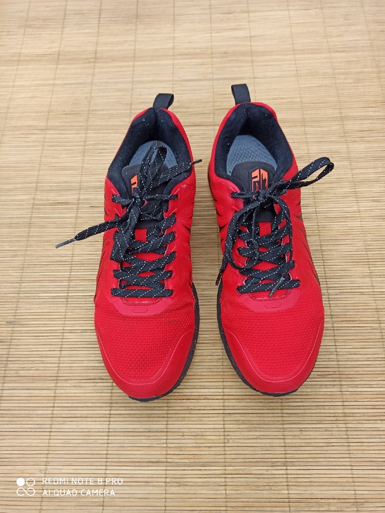 42码特步运动鞋