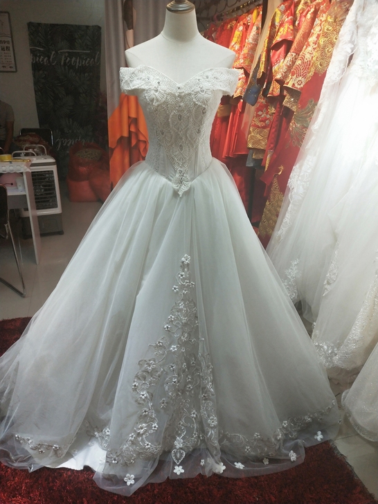 手工珍珠重工拖尾婚纱，99新，太胖的人不能...