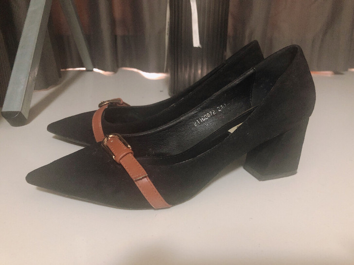 黑色粗跟高跟鞋