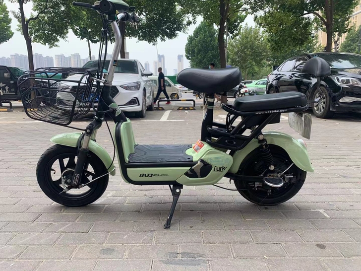 小刀电动车，幻彩，前后真空胎，电池不到一年...