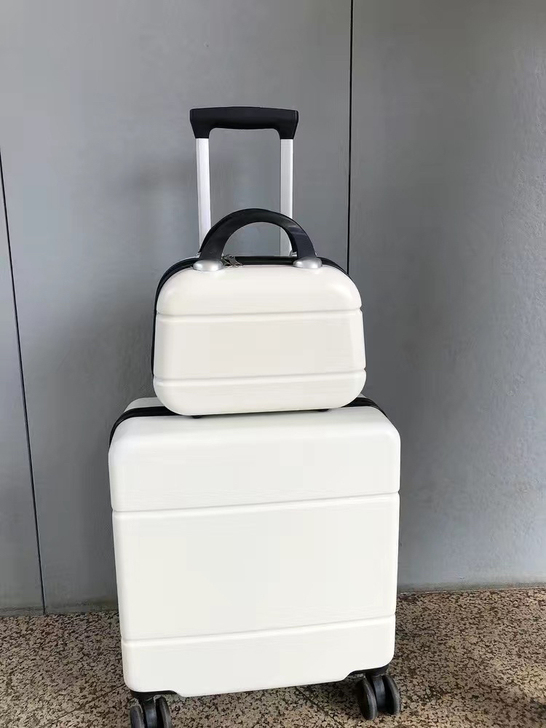 全新低价闲置 行李箱女 结实 小型18寸拉...