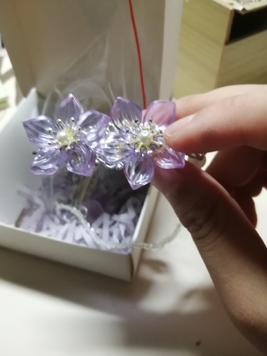 出汉服头饰，有紫色一对，蓝色一对，包装完好...