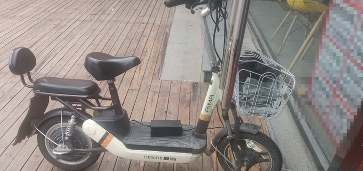 电动车小型，续航40km左右，没什么毛病。...