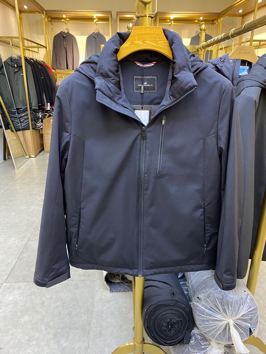 蔓哈顿 男士羽绒服，帽子可拆。原价3680