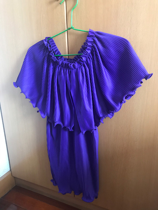 深紫色荷叶边裙