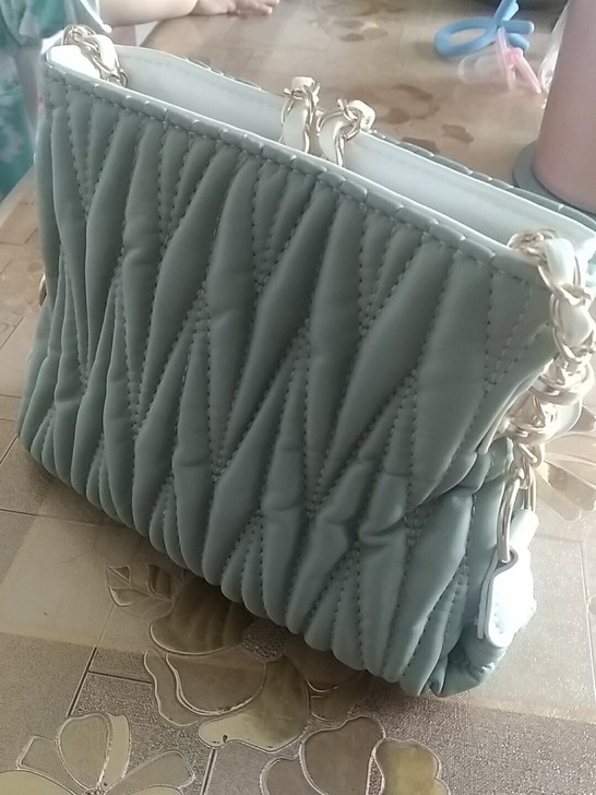 老婆买的包都堆成山了，买来不用，现给处理了...