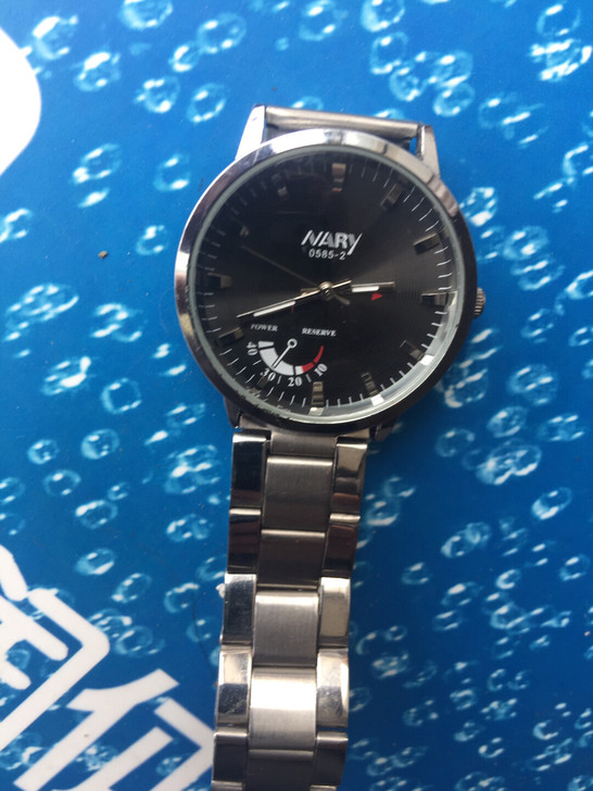 二支普通石英表打包一起出，全新，没电了！换...