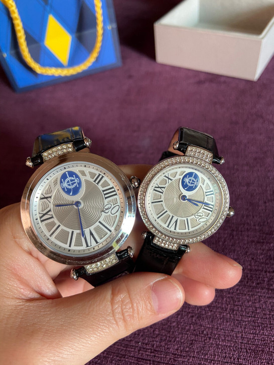 香港马会情女装纪念表一对，全新没用过，放久...