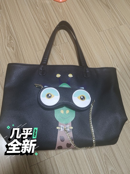 很不错的肩包，能放很多东西，五金都很好，还...