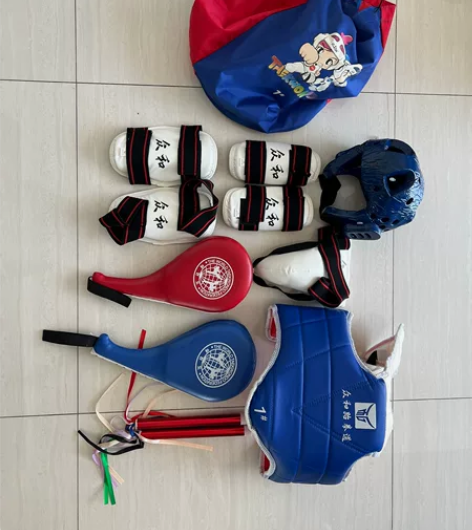 小学生跆拳道套装,包括头套,护具,双截棍,...