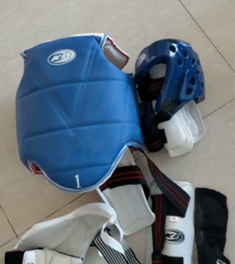 儿童全套跆拳道护具。孩子小学时学跆拳道留下...