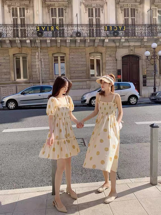 红色波点泡泡袖连衣裙