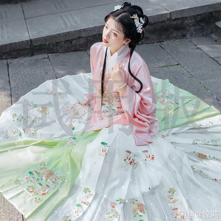 月如襟呆呆兔如图汉服全套 全新仅试 交领上...