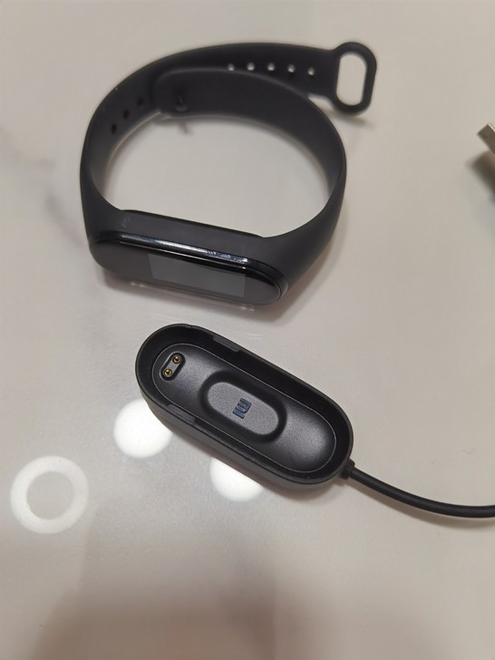 小米手环  忘了是4还是5 ，小米实体门店...